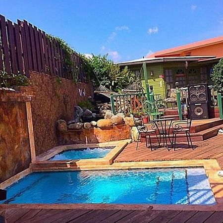 One32 Guest House Кингстън Екстериор снимка