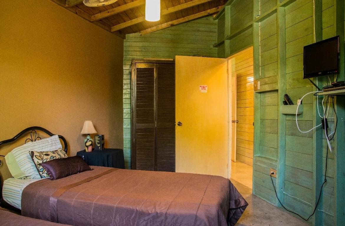 One32 Guest House Кингстън Екстериор снимка