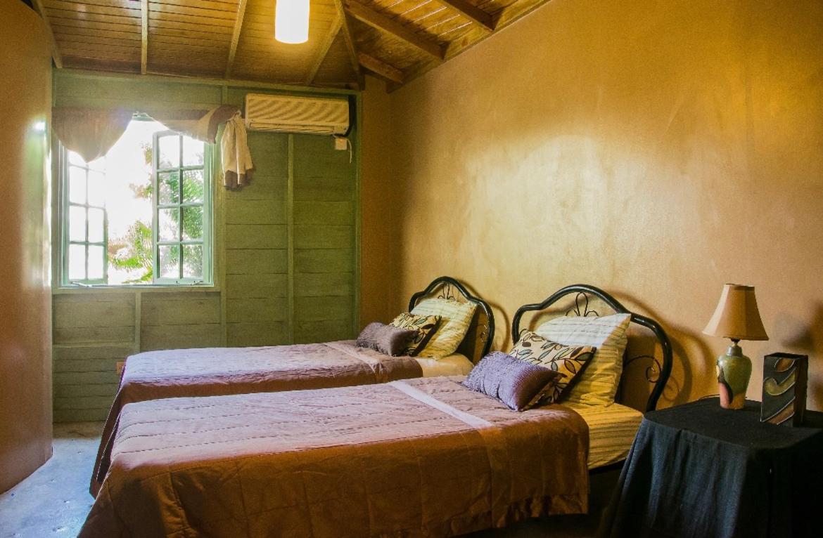 One32 Guest House Кингстън Екстериор снимка